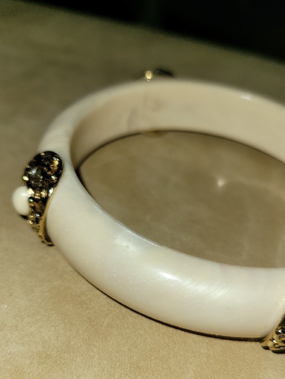 Source Unknown White Bangle with Gold Accents - Picture 4 of 6